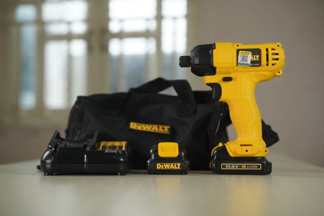 4644 may van vit dong luc pin dewalt dcf805c2 3